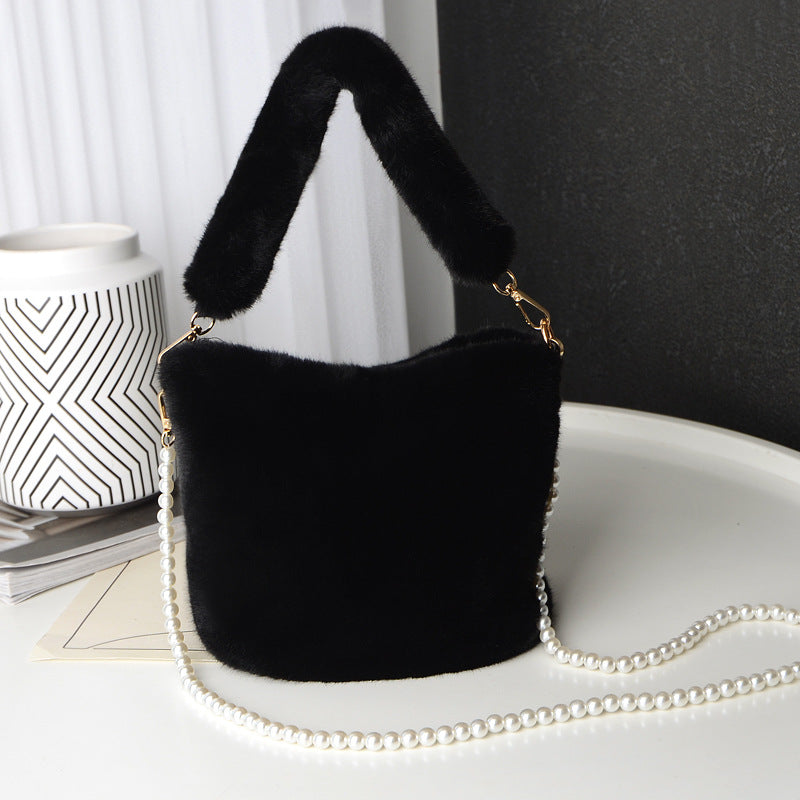 Pluizige buideltas met parelketting