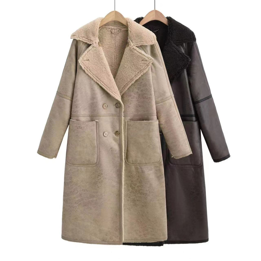 Vrouw in lange dubbel geknoopte jas met ceintuur