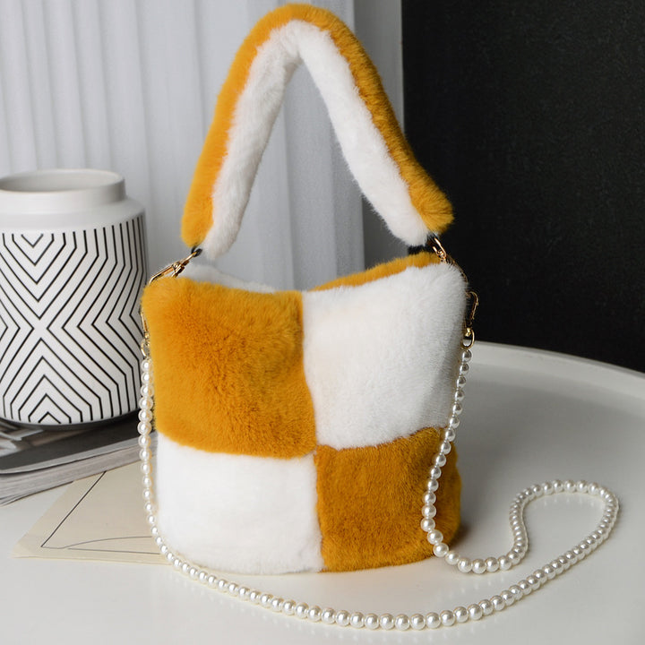 Pluizige buideltas met parelketting