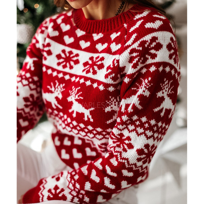 Vrouw in rode kersttrui met rendieren