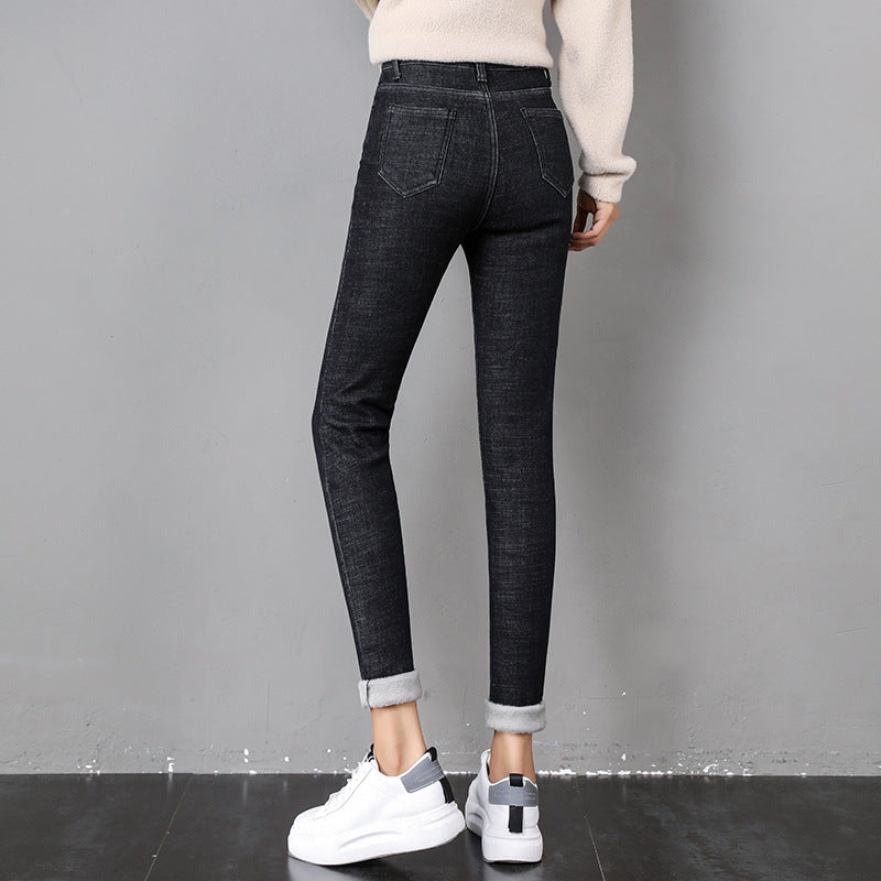 Vrouw in gevoerde skinny jeans