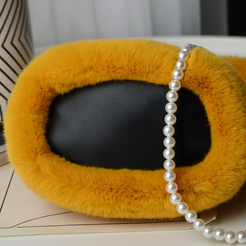 Pluizige buideltas met parelketting