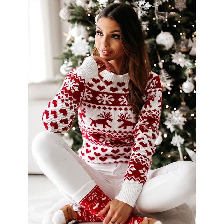 Vrouw in rode kersttrui met rendieren