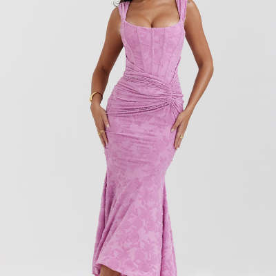 Vrouw in lange off-shoulder zeemeerminjurk