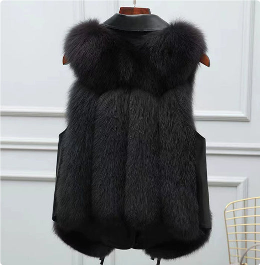Vrouw in korte bodywarmer van imitatiebont