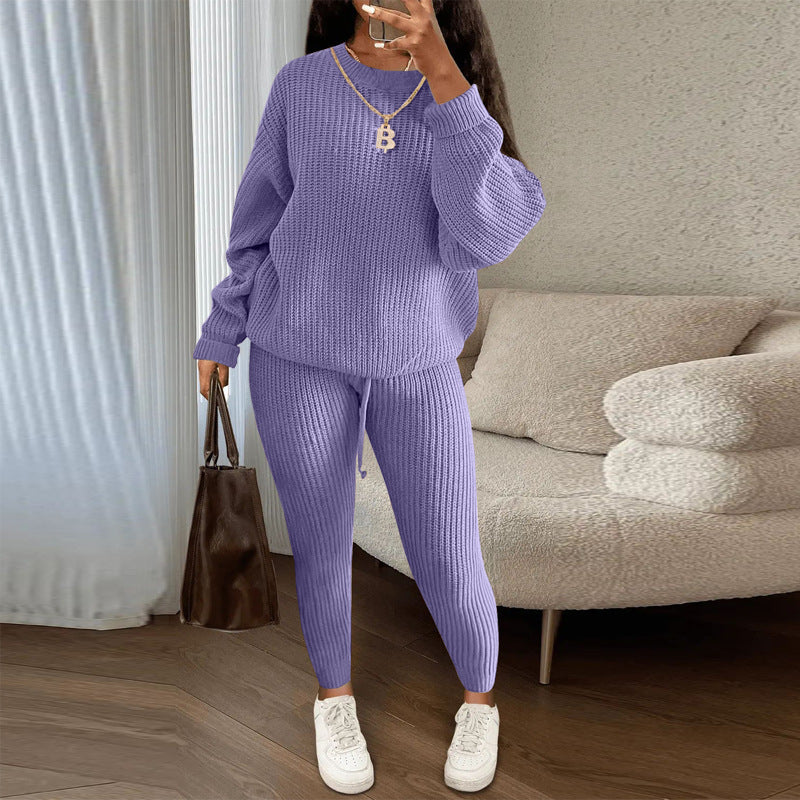 Vrouw in ribgebreide trui met bijpassende broek