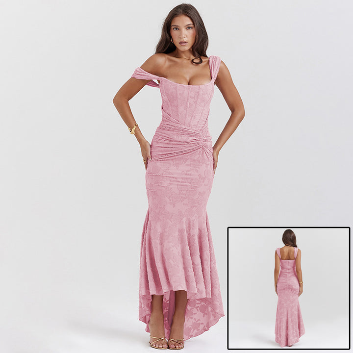 Vrouw in lange off-shoulder zeemeerminjurk