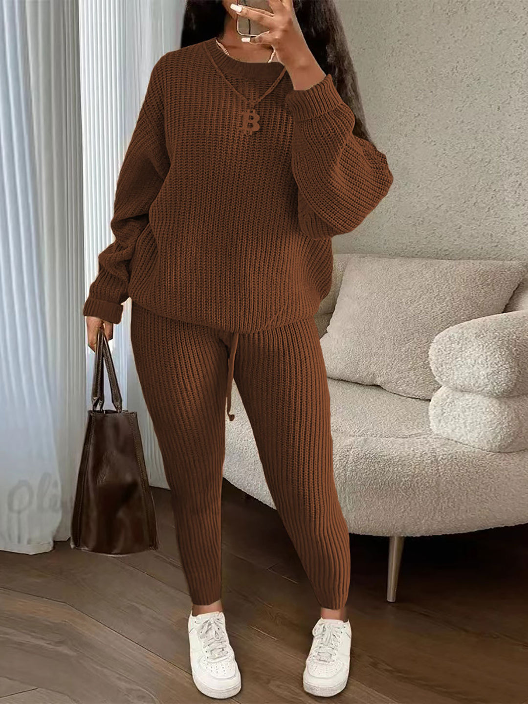 Vrouw in ribgebreide trui met bijpassende broek