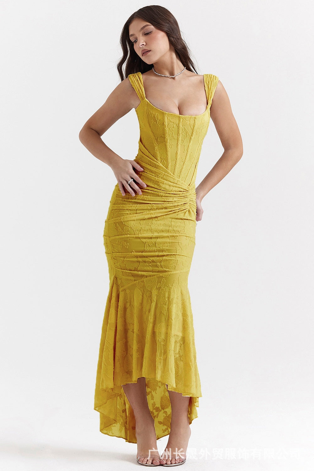 Vrouw in lange off-shoulder zeemeerminjurk