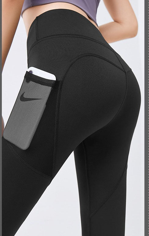 Vrouw in sportlegging met telefoon in zijvak