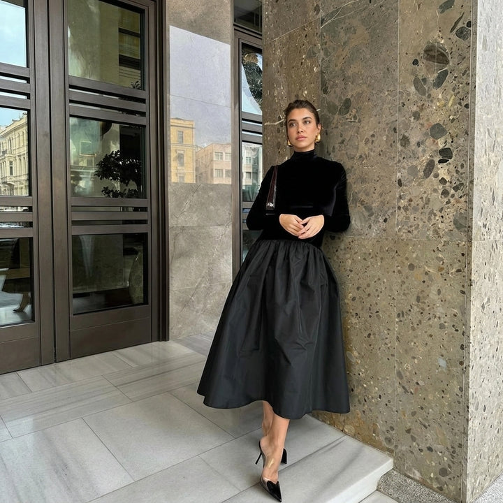 Aradia | Elegante Zwarte Fluwelen En Satijnen Midi Jurk