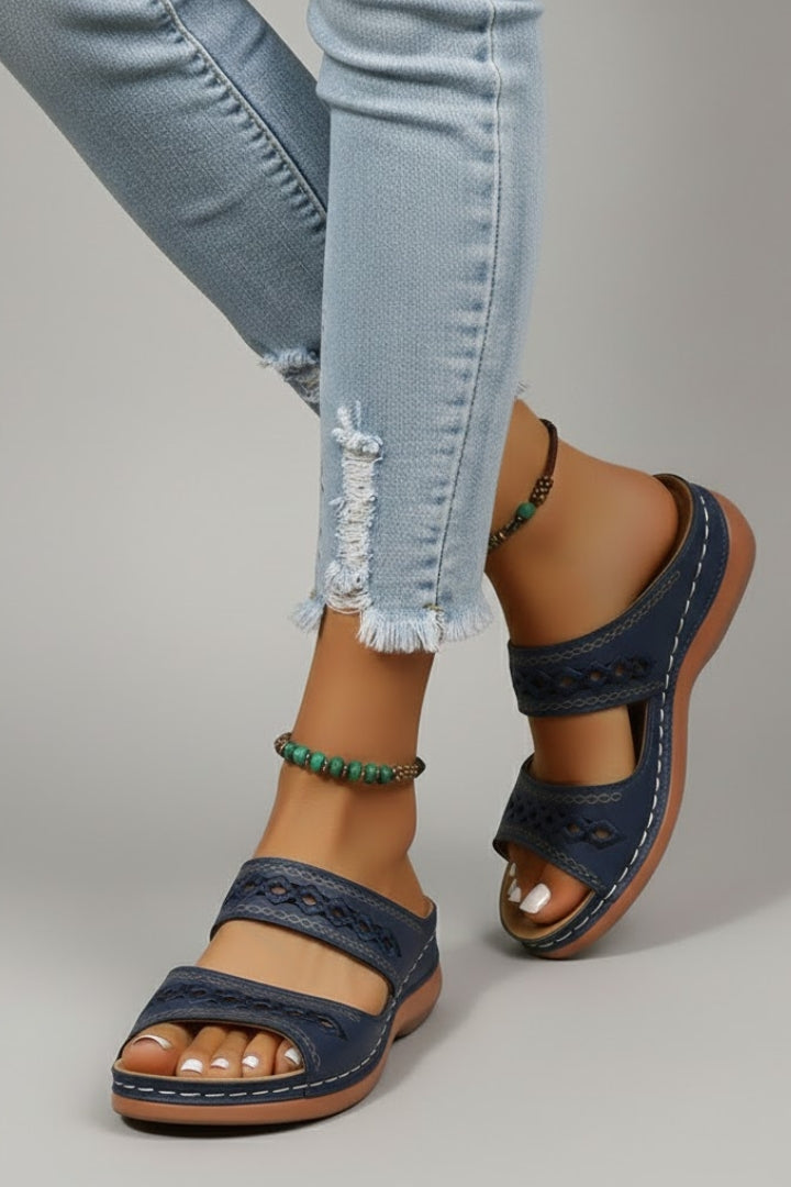 Jacklyn | Dames Slide Sandalen met Dubbele Bandjes en Decoratieve Uitsparingen