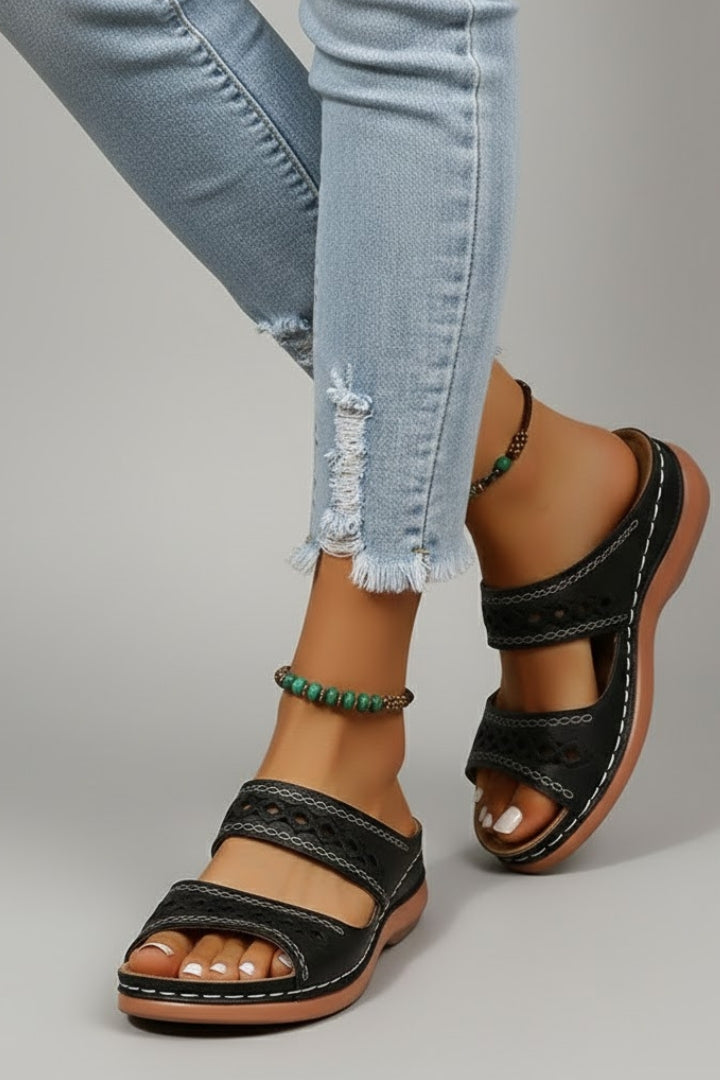 Jacklyn | Dames Slide Sandalen met Dubbele Bandjes en Decoratieve Uitsparingen