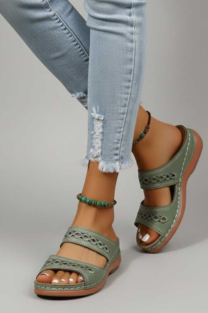 Jacklyn | Dames Slide Sandalen met Dubbele Bandjes en Decoratieve Uitsparingen