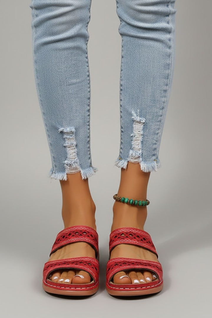 Jacklyn | Dames Slide Sandalen met Dubbele Bandjes en Decoratieve Uitsparingen