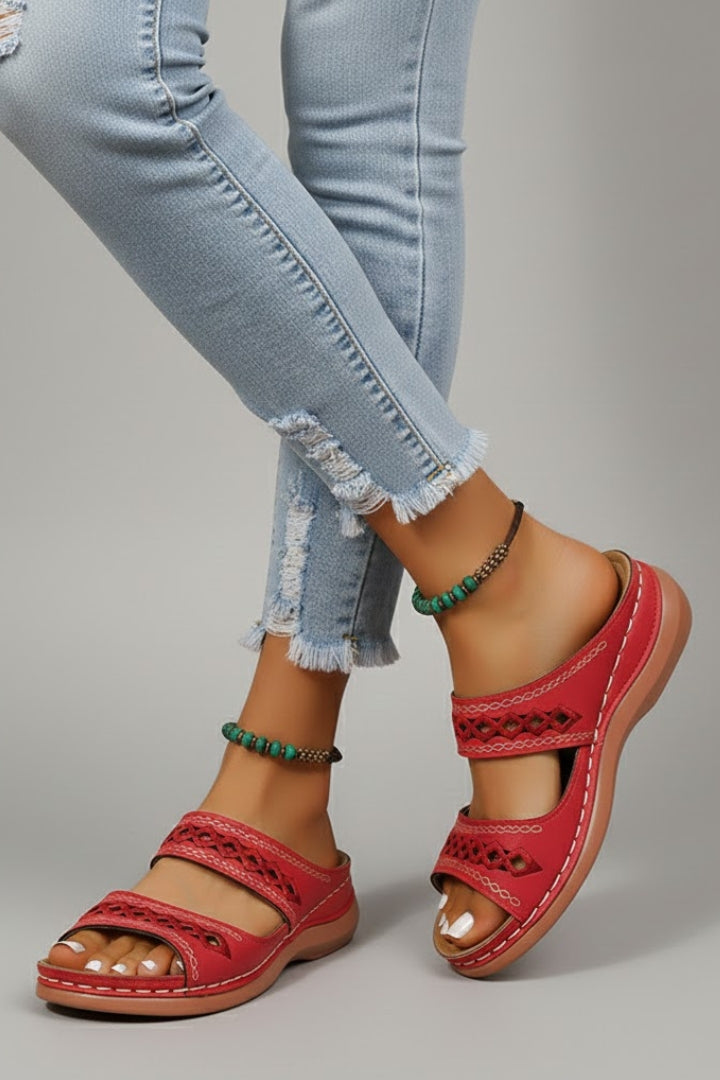 Jacklyn | Dames Slide Sandalen met Dubbele Bandjes en Decoratieve Uitsparingen