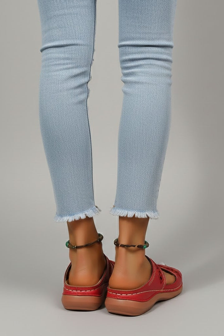 Jacklyn | Dames Slide Sandalen met Dubbele Bandjes en Decoratieve Uitsparingen