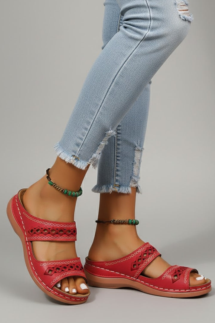 Jacklyn | Dames Slide Sandalen met Dubbele Bandjes en Decoratieve Uitsparingen
