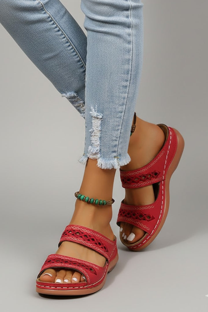 Jacklyn | Dames Slide Sandalen met Dubbele Bandjes en Decoratieve Uitsparingen