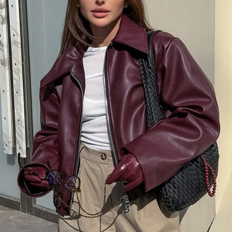 Vrouw in korte bordeaux jas van imitatieleer
