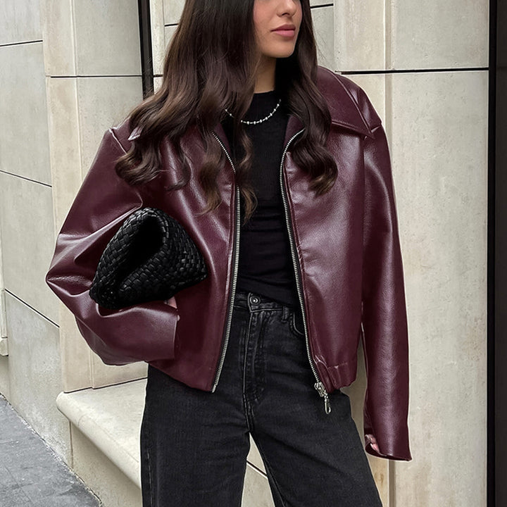 Vrouw in korte bordeaux jas van imitatieleer