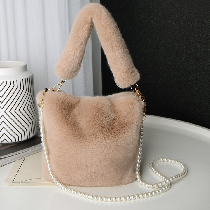 Pluizige buideltas met parelketting