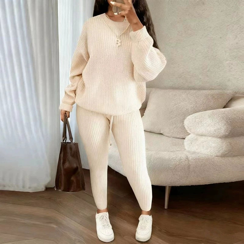 Vrouw in ribgebreide trui met bijpassende broek